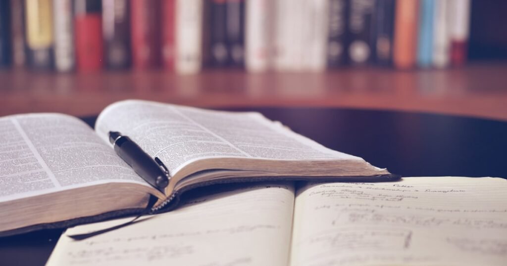 Seminários de Lacan - estantes de livros